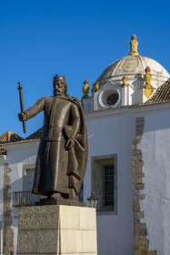 Portugal, Algarve, Faro, la vieille ville, statue Afonso III devant le Musée municipal de Faro dans l'ancien couvent Nossa Senhora da Assuncao