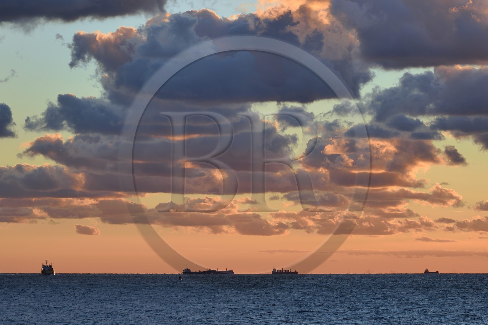 France, Seine-Maritime (76), Le Havre, cargos au mouillage au large en zone d'attente portuaire du Havre