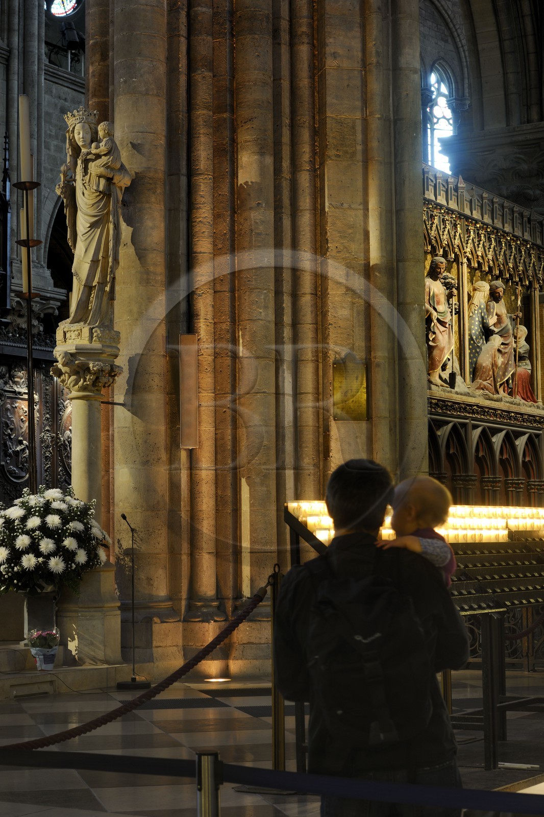 France, Paris (75), île de la Cité, la cathédrale Notre-Dame, le choeur, la Vierge à l’Enfant priée sous le vocable de « Notre Dame de Paris » et l'homme à l'enfant