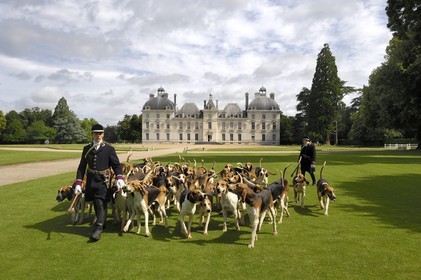France, Loir et Cher, Chateau de Cheverny, the hunstmen Vol au Vent and La Rosée, who manage the pack of 90 dogs for hunting