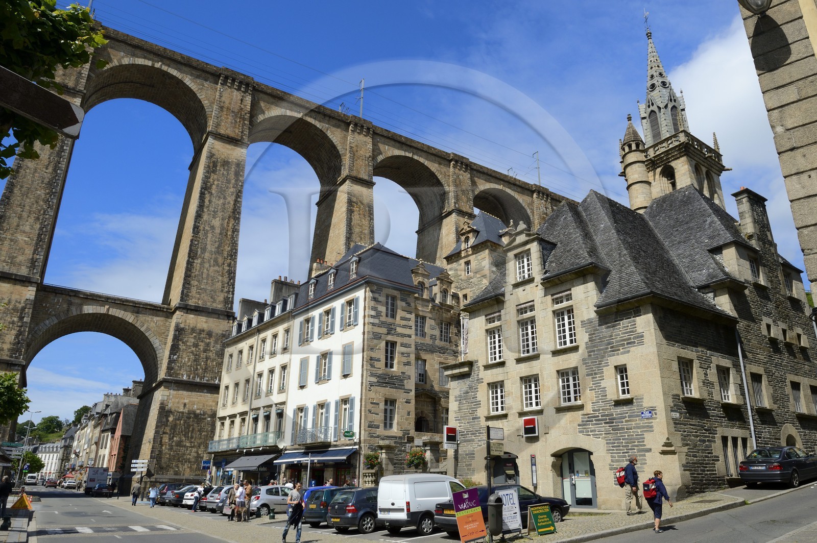France, Finistère (29), Morlaix, place des Otages, le viaduc et l'église Saint-Melaine
