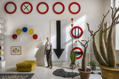 France, Paris (75), l'artiste plasticien Jean-Pierre Raynaud dans son appartement atelier