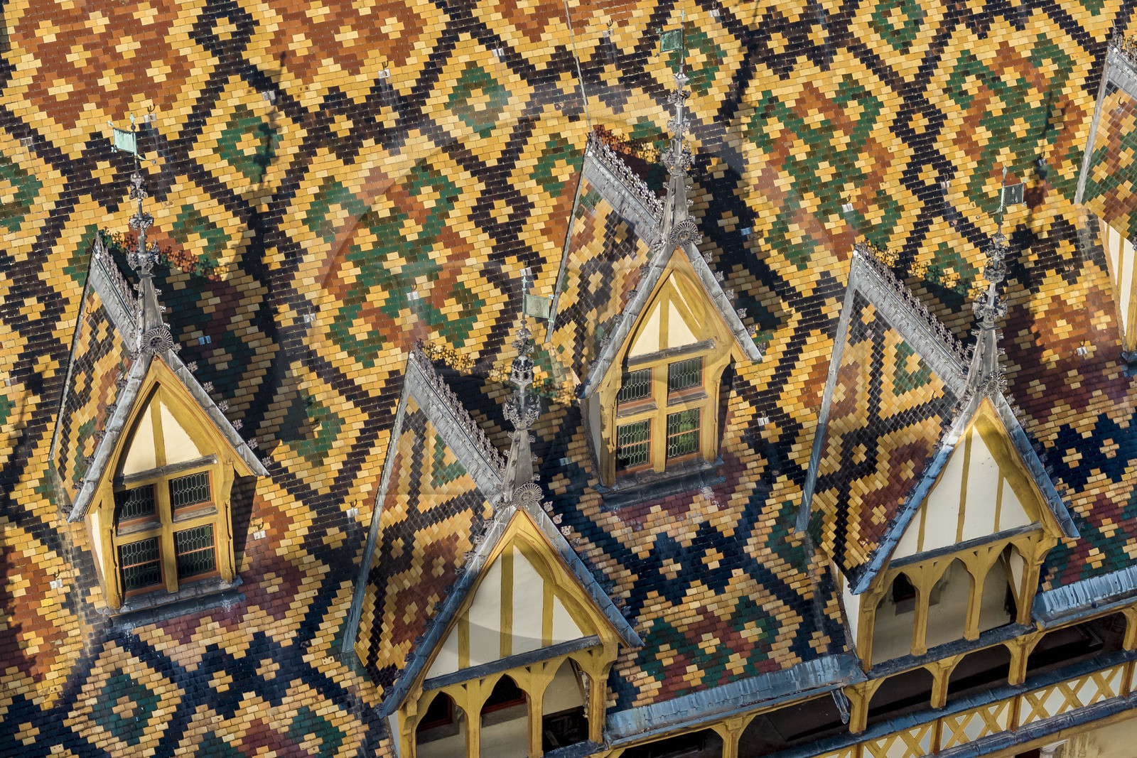France, Côte-d'Or (21), Beaune, zone classée Patrimoine Mondial de l'UNESCO, Hospices de Beaune, l'Hôtel-Dieu, les toits couverts de tuiles vernissées et colorées (vue aérienne)
