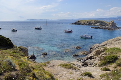 France, Var (83), Six-Fours-les-Plages, Ile des Embiez, plage à la pointe Saint-Pierre, l'Ile du Petit Rouveau en arrière plan