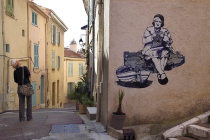 France, Alpes-Maritimes (06), Cannes, la vieille ville dans le quartier Le Suquet, street art d'Olivia Paroldi à langle de la rue Coste Corail et Traverse de l'église