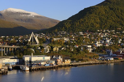 Norvège, Troms, ville de Tromso, la cathédrale Arctique et le mont Tromsdalstind (1238 m) en arrière plan