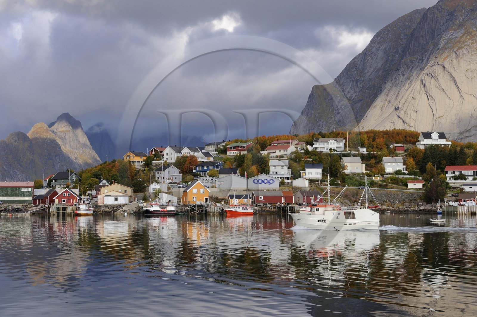 Norvège, Nordland, Iles Lofoten, ile de Moskenesoy, le village de pêcheurs de Reine