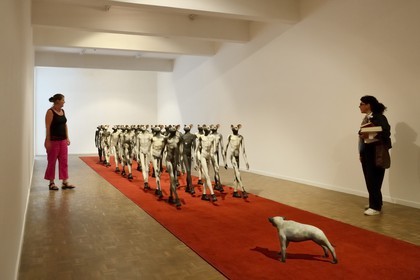 Afrique du Sud, province de Gauteng, Johannesburg, quartier de Braamfontein, galerie d'art contemporain Stevenson, Infanterie avec bête (Infantry with beast) (2008-10) oeuvre de l'artiste sud-africain Jane Alexander