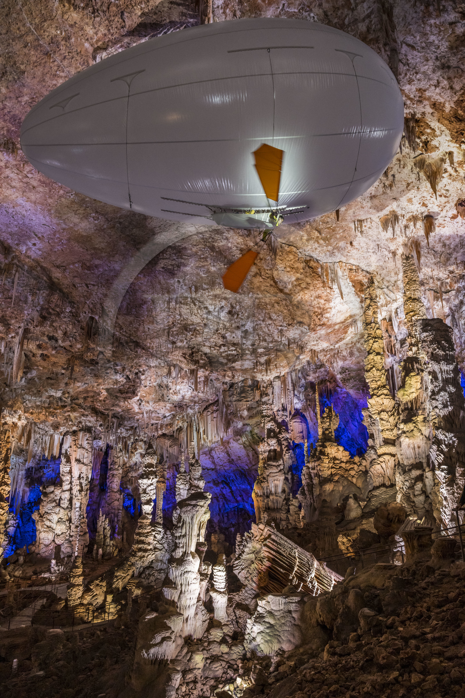 France, Gard (30), Méjannes-le-Clap, grotte de La Salamandre, découverte de la grotte en Aéroplume®, un ballon dirigeable individuel gonflé à l'hélium qui permet de s'envoler en battant des ailes