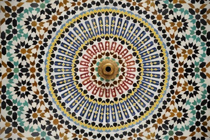 Maroc, Moyen Atlas, Fès, ville impériale, médina classée Patrimoine Mondial de l'UNESCO, hôtel de luxe Riad Fes, zelliges d'une fontaine intérieure