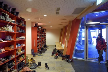 Norvège, Svalbard, Spitzberg, Longyearbyen, université du Svalbard, tout le monde se déchausse pour entrer dans le batiment