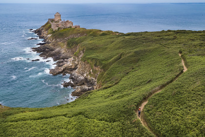 France, Côtes d'Armor (22), Grand Site de France Cap d'Erquy – Cap Fréhel, Plévenon, le Fort La Latte ou château de la Roche Goyon du XVème siècle (vue aérienne)