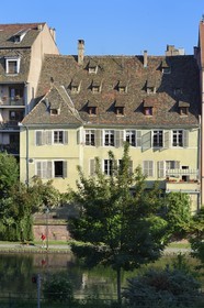 France, Bas-Rhin (67), Strasbourg, vieille ville classée au Patrimoine Mondial de l'UNESCO, les bords de l'ill face au quai des Bateliers