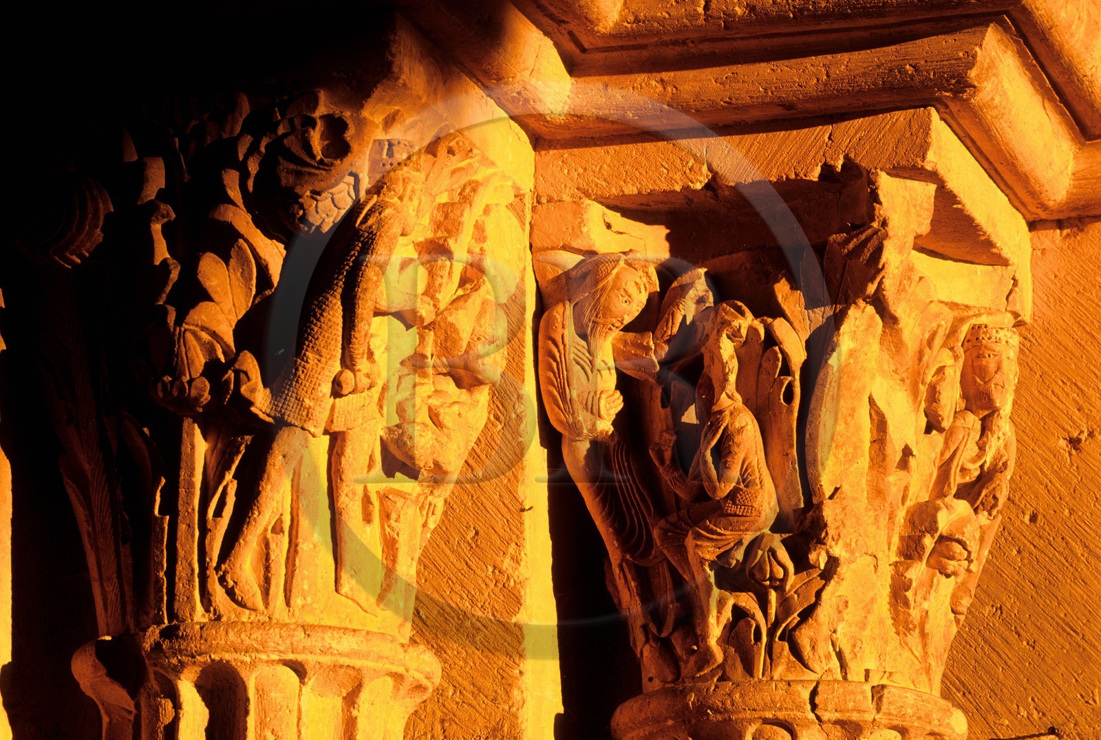 France, Yonne (89), Vézelay, labellisé Les Plus Beaux Villages de France, détail d'une colonne du tympan du portail central intérieur de la basilique Sainte-Madeleine