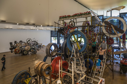 Suisse, Bâle, musée Tinguely, Grosse Méta-Maxi-Maxi-Utopia (1987) de Jean Tinguely et Méta-Harmonie intitulée Klamauk (1979) en arrière plan