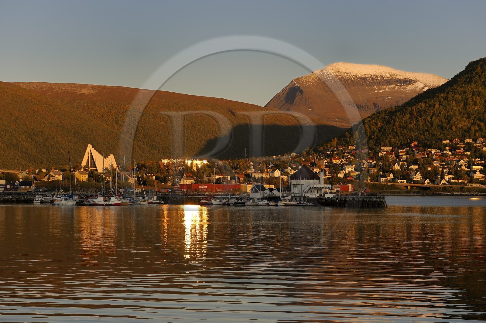 Norvège, Troms, ville de Tromso, la cathédrale Arctique et le mont Tromsdalstind (1238 m) en arrière plan