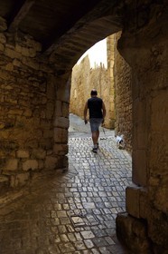 France, Dordogne, Perigord Noir, Dordogne valley, Sarlat la Caneda, paved passage rue des armes in the medieval town