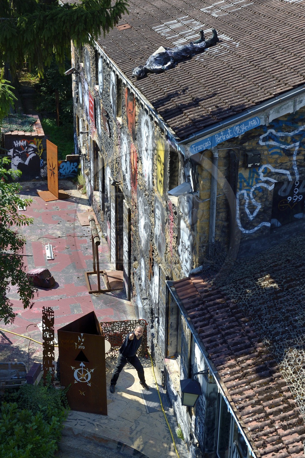 France, Rhône (69), Saint-Romain-au-Mont-d'Or, la Demeure du Chaos, l'œuvre d'art est basé sur la transformation sans fin de la maison du XVIIème siècle de l'artiste plasticien Thierry Ehrmann en une réplique de zone de guerre à l'image du monde présent
