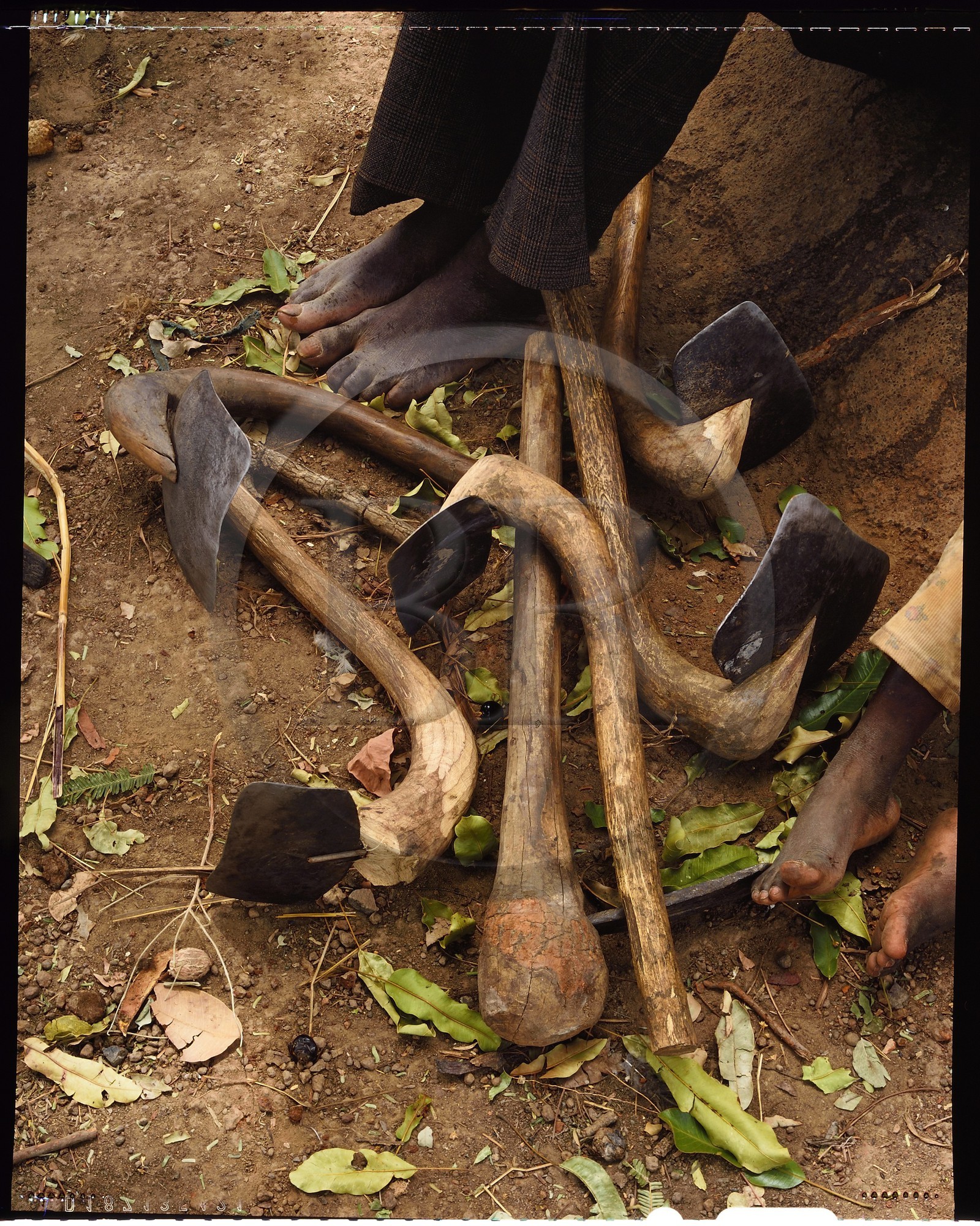Burkina Faso, province de Poni, pays des Lobi, Loropéni, ensemble de houes Burkina Faso, province de Poni, pays des Lobi, Loropéni, ensemble de houes