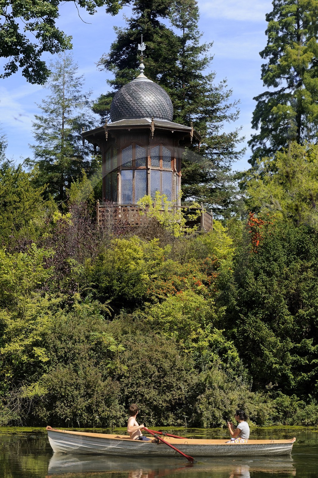 France, Paris (75), le Bois de Boulogne, promenade en barque autours des iles du Lac Inférieur et le Kiosque de l'Empereur (Napoleon III) dessiné par Davioud