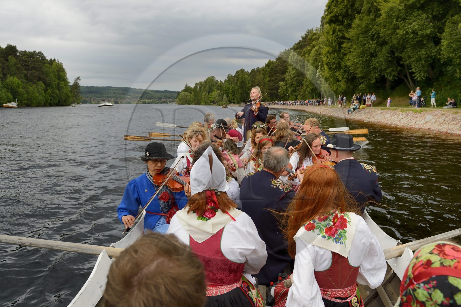 Suède, comté de Dalécarlie, Leksand, les très populaires célébrations du solstice d'été pour la Saint-Jean, transfert dans les anciennes Barques d’Eglises sur le lac Siljan