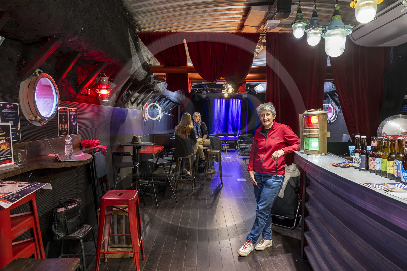 France, Yonne (89), Auxerre, la péniche La Scène des Quais amarrée au pied de la Passerelle de la Liberté, la directrice Mathilde Pelen