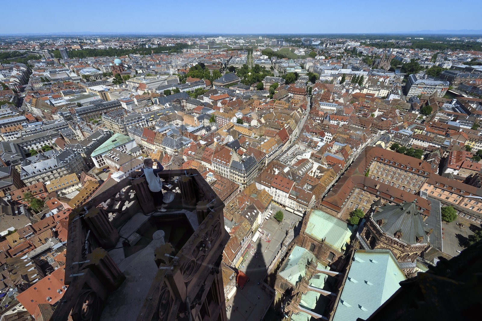 France, Bas-Rhin (67), Strasbourg, vieille ville classée au Patrimoine Mondial de l'UNESCO, la cathédrale Notre-Dame, sommet d'un des quatres escaliers à vis appelées les Vier Schnecken (quatre escargots) relié à la tour octogonale par une passerelle, vue au nord et dans l'axe central sur la rue des Juifs et l'avenue de la Paix
