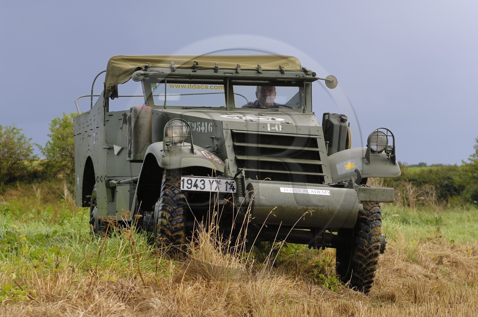 France, Calvados (14), Caen, Jean-Pierre Benamou président de Dday academy fait visiter les sites du débarquement en matériel militaire, ici en white scout-car M3A1