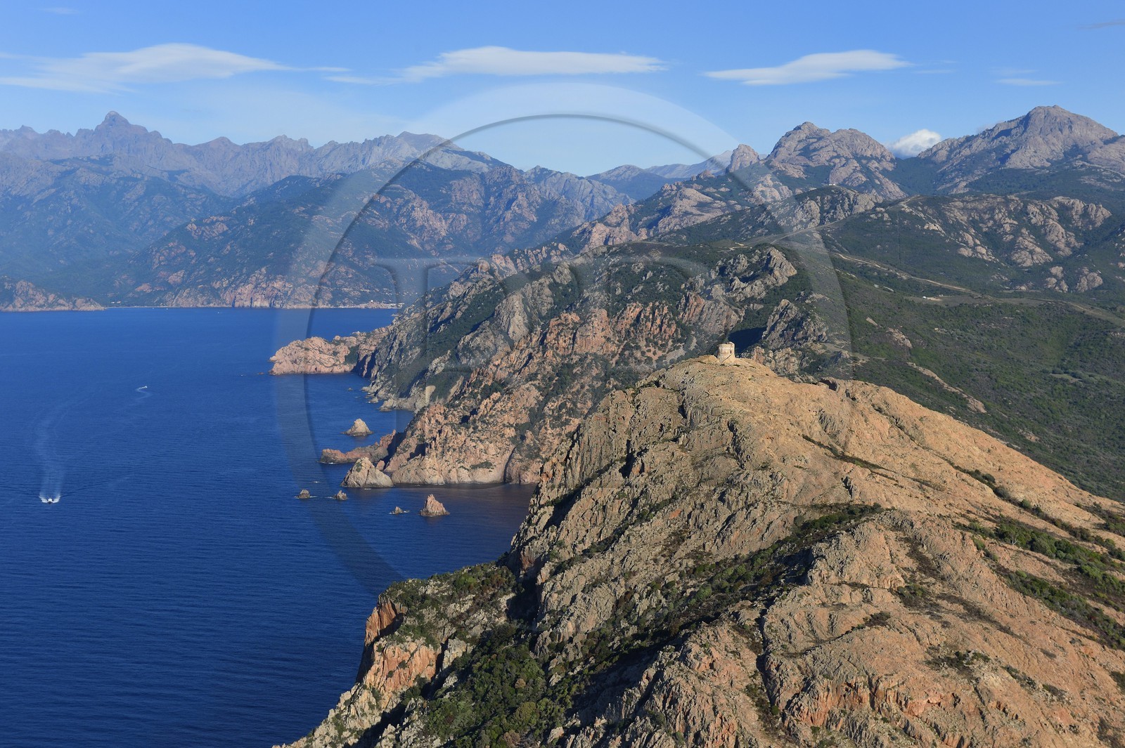 France, Corse-du-Sud (2A), Golfe de Porto, classé Patrimoine Mondial de l'UNESCO, le Capo Rosso et la Tour Génoise de Turghiu (Turghio) en arrière plan (vue aérienne)