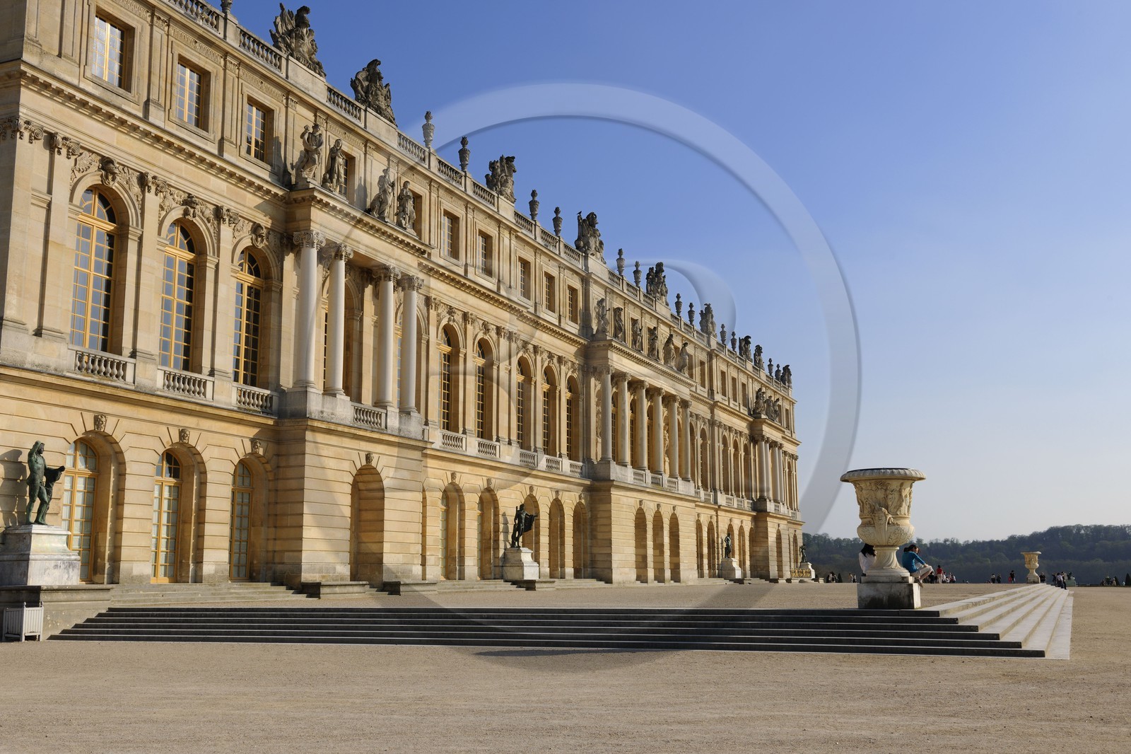 France, Yvelines (78), parc du château de Versailles, classé Patrimoine Mondial de l'UNESCO, la Galerie des Glaces de l'extérieur