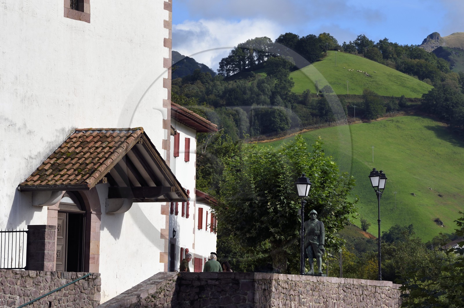 France, Pyrénées-Atlantiques (64), Pays-Basque, vallée des Aldudes, Urepel, discussion devant l'église et le monument aux morts