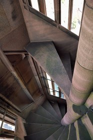 France, Bas-Rhin (67), Strasbourg, vieille ville classée au Patrimoine Mondial de l'UNESCO, la cathédrale Notre-Dame, un des quatres escaliers à vis appelées les Vier Schnecken (quatre escargots) qui entourent la tour octogonale, cette seule quatrième tourelle possède des escaliers à vis gémellées permettant à deux visiteurs de monter au même niveau sans se voir mais un des escaliers s’arrête net dans le vide en chemin et la montée reprend en vis unique