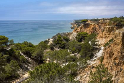 Portugal, Algarve, Olhos de Agua, la plage de Praia da Falésia surplombée par ses falaises rouges