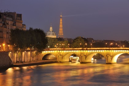 France, Paris (75), les rives de la Seine, classées Patrimoine Mondial de l'UNESCO, Pont Neuf, la Tour Eiffel illuminée (© SETE-illuminations Pierre Bideau)