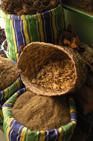 Egypte, Haute Egypte, vallée du Nil, Louxor, le souk, étal d'épices