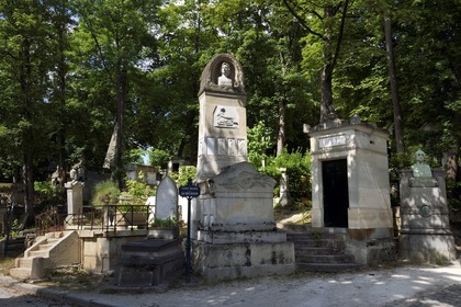 France, Paris (75), cimetière du Père-Lachaise, la tombe du sculpteur et peintre James Pradier