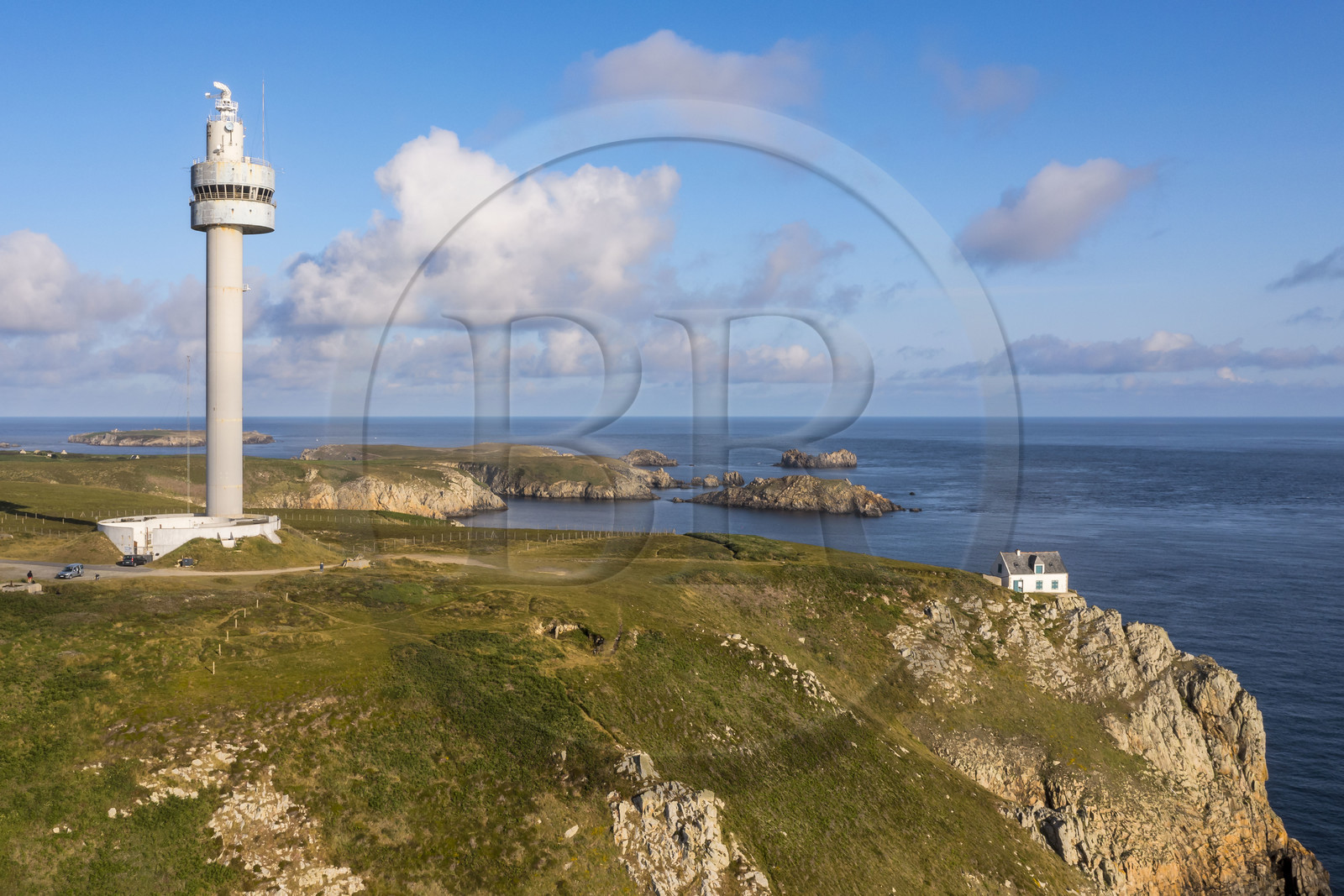 France, Finistère (29), Mer d'Iroise, Ile d'Ouessant, tour radar du Stiff de l'architecte Jean Prouvé (1982) qui surveille le rail de circulation maritime dans la Manche pour le Cross Corsen, l'Ile de Keller en arrière plan (vue aérienne)