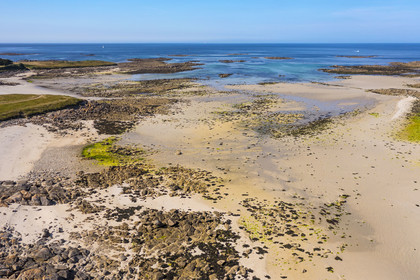 France, Finistère (29), Iles du Ponant, Ile de Batz, plage de la Pointe de Penn-Batz au Sud-Est de l'ile (vue aérienne)