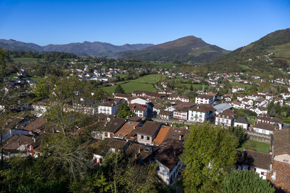 France, Pyrénées-Atlantiques (64), Pays-Basque, Saint-Jean-Pied-de-Port et ses remparts au premier plan, l'église de Uhart-Cize en arrière plan à gauche