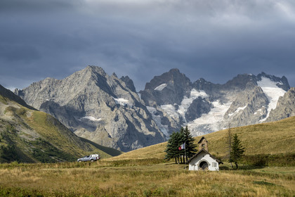 France, Hautes Alpes (05), Parc National des Ecrins, Le Monêtier les Bains, col du Lautaret (2057m), chapelle des Fusillés, massif de la Meije en arrière plan
