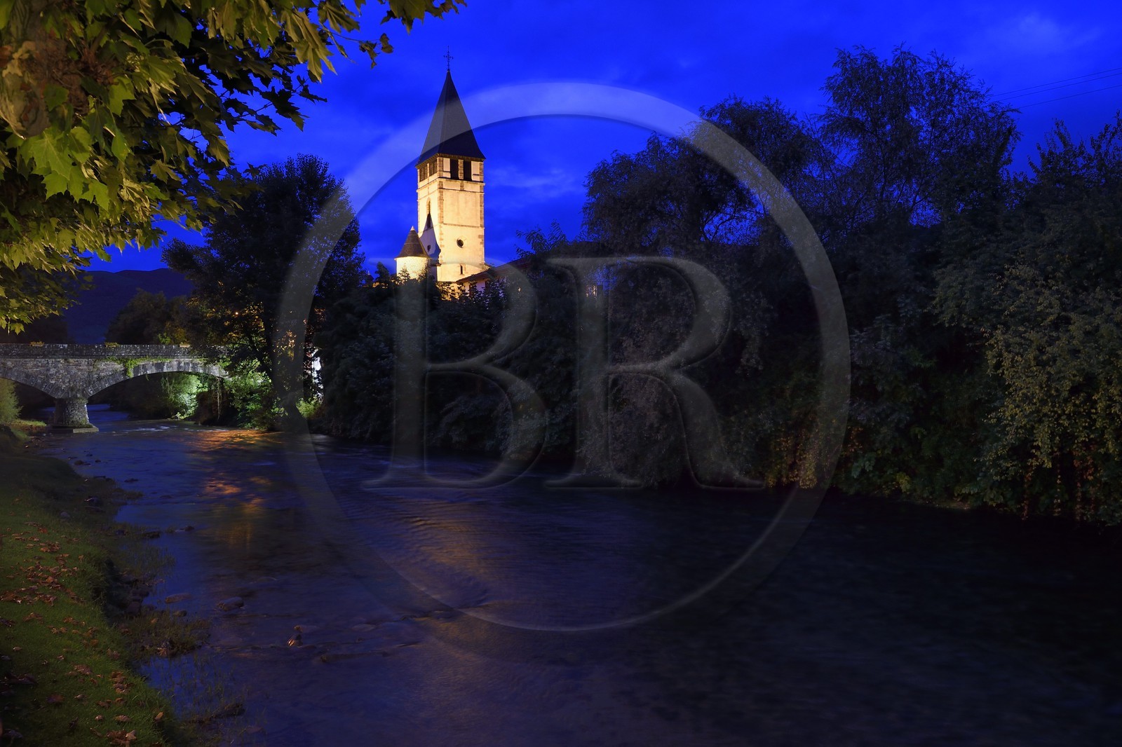 France, Pyrénées-Atlantiques (64), Pays-Basque, Saint-Etienne-de-Baïgorry, église Saint-Etienne et la Nive