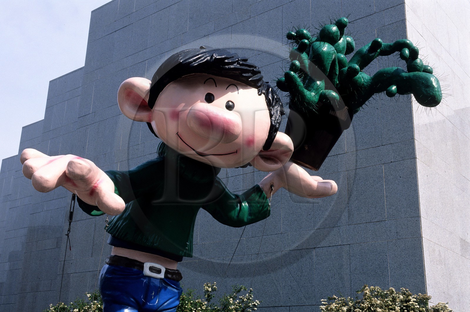 Belgique, Bruxelles, statue géante de Gaston Lagaffe près du musée de la Bande Dessinée