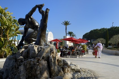 Principauté de Monaco, Monaco, quartier de Larvotto, jardin du Grimaldi Forum (Centre Culturel et des Expositions), sculpture Le Pêcheur de Gustave Dussart
