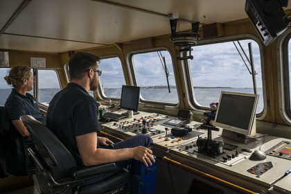 France, Finistère (29), Mer d'Iroise, Ile de Molène, navire de la Penn ar Bed assurant la liaison avec les iles de Molène et Ouessant, arrivée sur l'Ile de Molène vue depuis la passerelle avec le pilote
