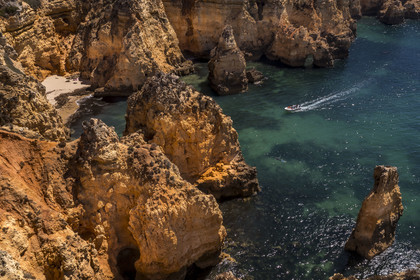 Portugal, Algarve, Lagos, découverte en bateau des criques et des grottes dans les falaises escarpées de la Ponta da Piedade (vue aérienne)