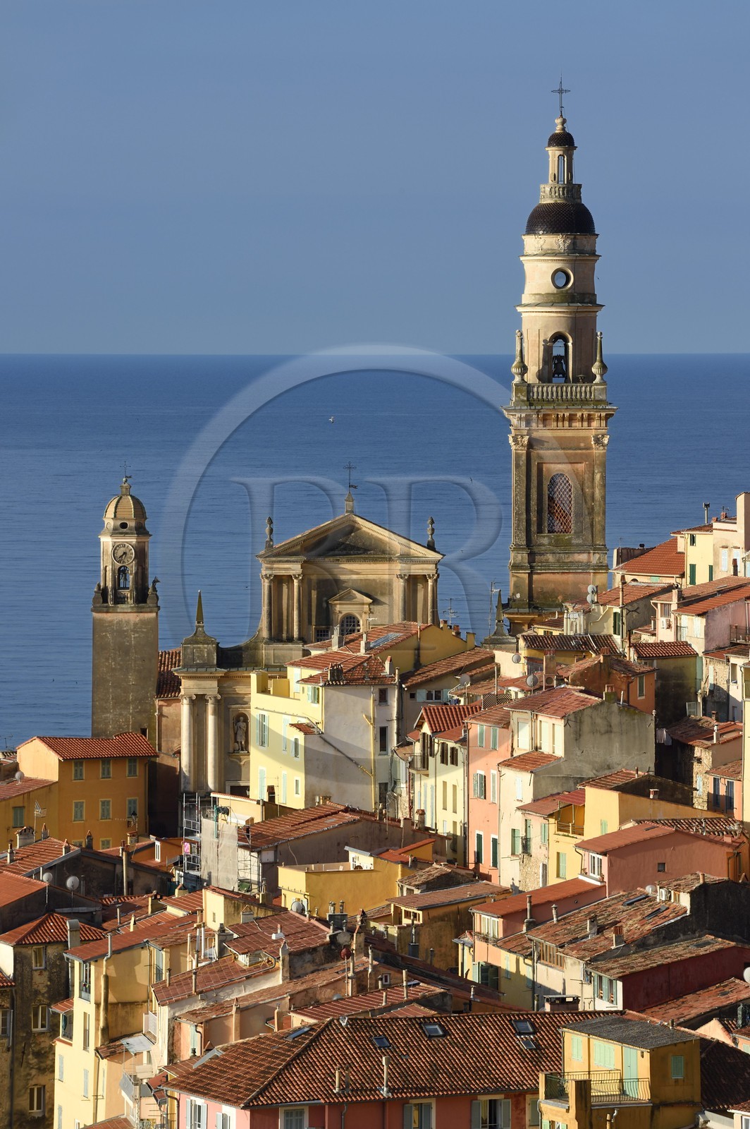 France, Alpes-Maritimes (06), Menton, la vieille ville dominée par la Basilique Saint Michel
