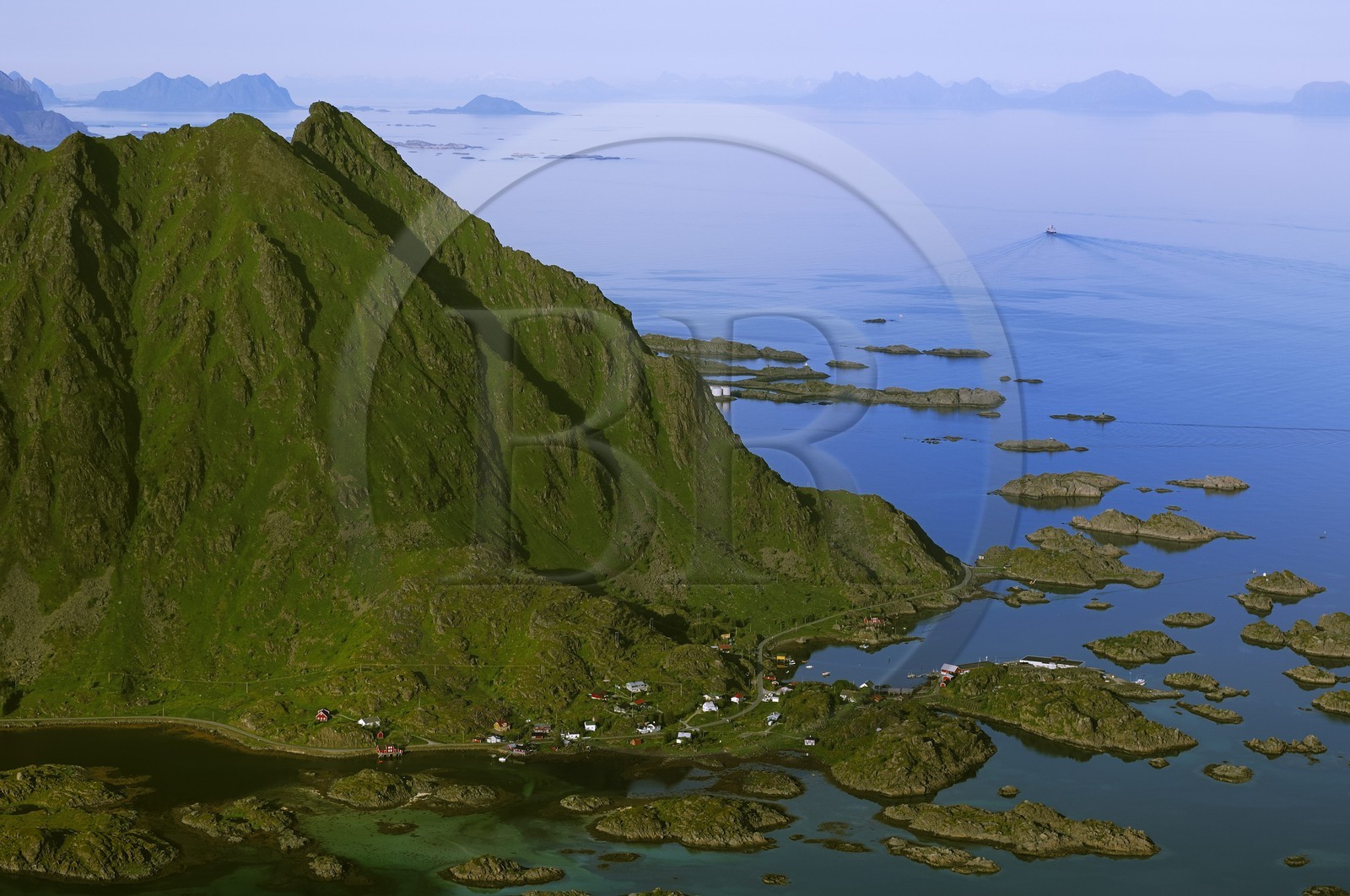Norvège, Nordland, Iles Lofoten, Ile de Vestvagoy (vue aérienne)