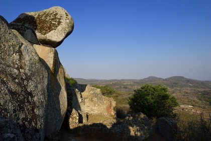Zimbabwe, province de Masvingo, les ruines du site archéologique du Grand Zimbabwe, classé Patrimoine Mondial de l'UNESCO, Xème au XVème siècle, l'enclos oriental des Ruines de la colline (Hill Complex) et les Ruines de la vallée (Valley Complex) en arrière-plan