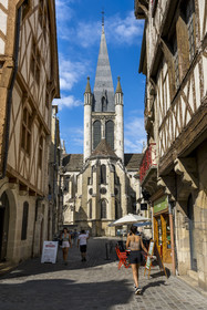 France, Cote d'Or, Dijon, area listed as World Heritage by UNESCO, half-timbered houses on Rue de la Chouette and the Notre-Dame de Dijon church in the background