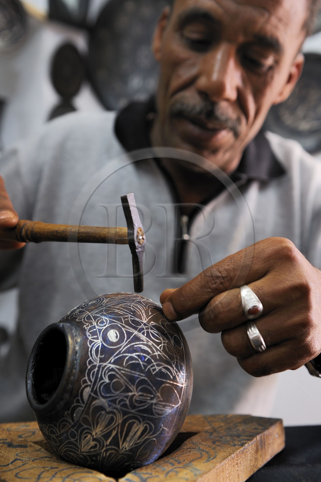 Maroc, Meknès, ville impériale, médina classée Patrimoine Mondial de l' UNESCO, artisant pratiquant le damastinage au fil d'argent